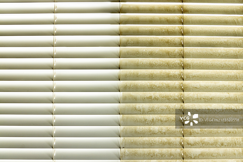 住宅窗帘展示了清洁前后的对比，一侧干净一侧脏污。图片素材