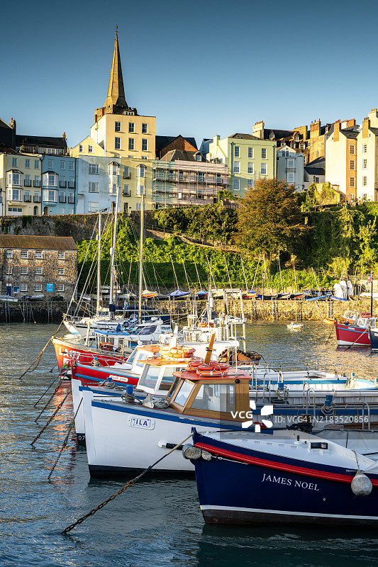 佩姆布鲁克郡海岸小道上的滕比海滨小镇港口里的渔船图片素材