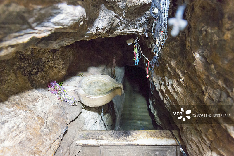 洞穴中的古老水道,周围环绕着岩石形成和链条,神圣的泉水,朝圣地,坦比山谷,塞萨利,希腊,欧洲图片素材