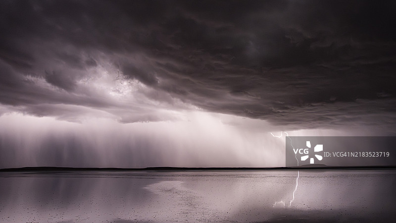 乌尤尼盐沼的雷暴，乌尤尼，玻利维亚，南美洲图片素材