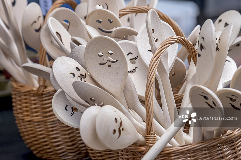 木制烹饪勺，市场，市场销售，北莱茵-威斯特法伦，德国，欧洲图片素材