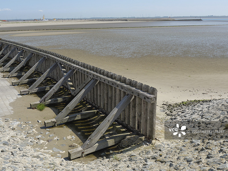 德国东弗里西亚巴尔特鲁姆的岩石海岸低潮时的木质防护墙图片素材