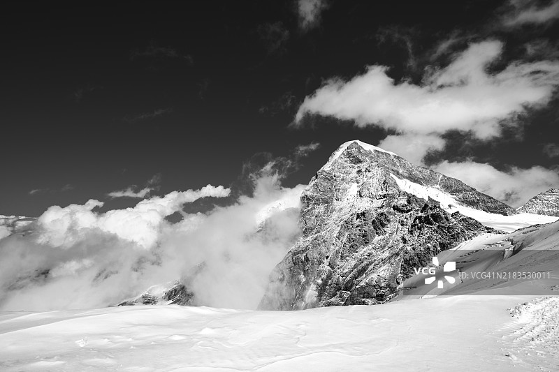 黑白风景中的雪山，瑞士阿尔卑斯山，少女峰和冰川。格林德瓦，艾格尔，瑞士，欧洲图片素材