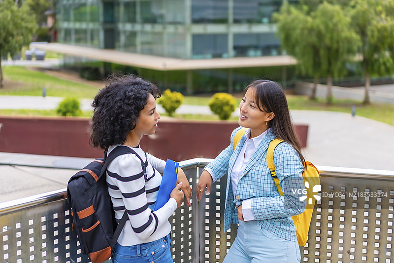 拉丁裔和中国女性美容学生在大学校园外交谈图片素材