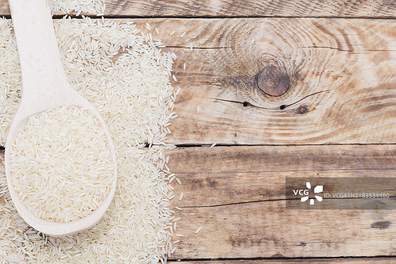 特写生白米勺子纹理木板图片素材