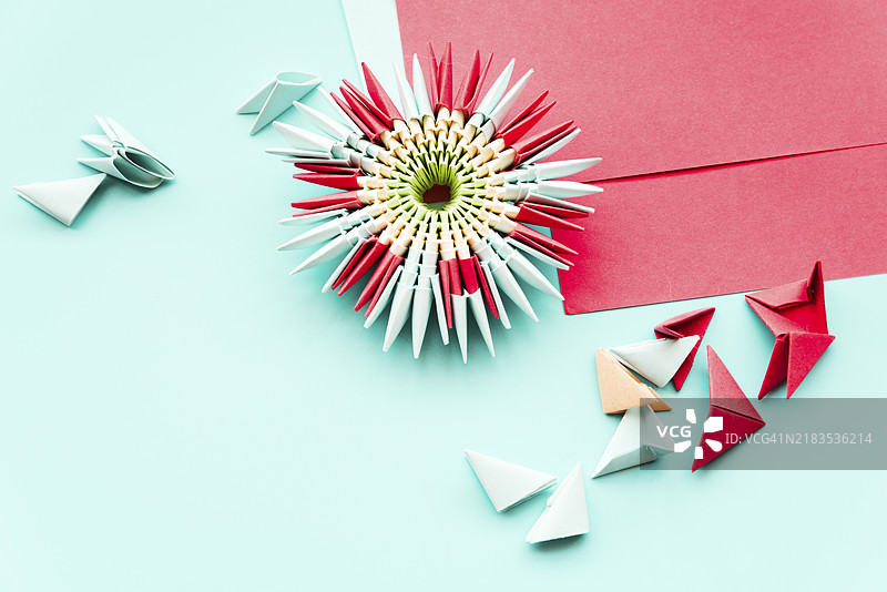 手工纸花折纸，青色背景图片素材