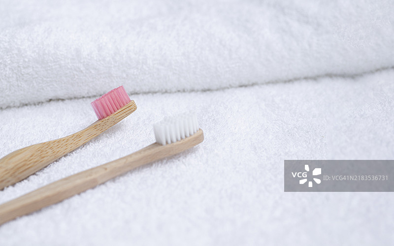高角度的牙刷和白色毛巾图片素材