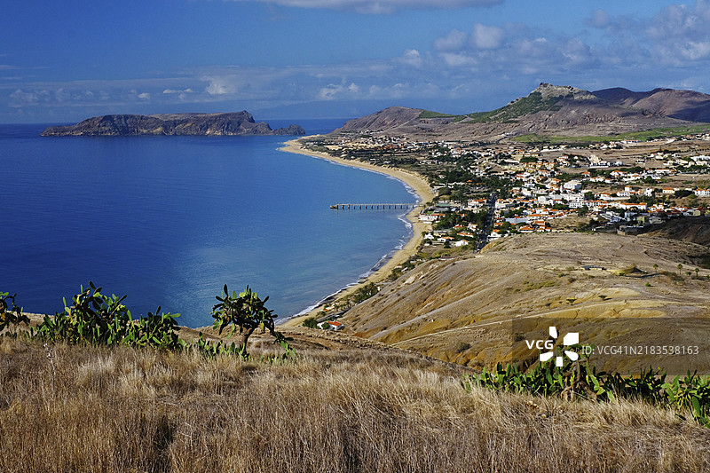 从观景点俯瞰,维拉·巴莱拉村,米拉杜罗·波特拉162米,大西洋,波尔图·圣岛,马德拉岛图片素材