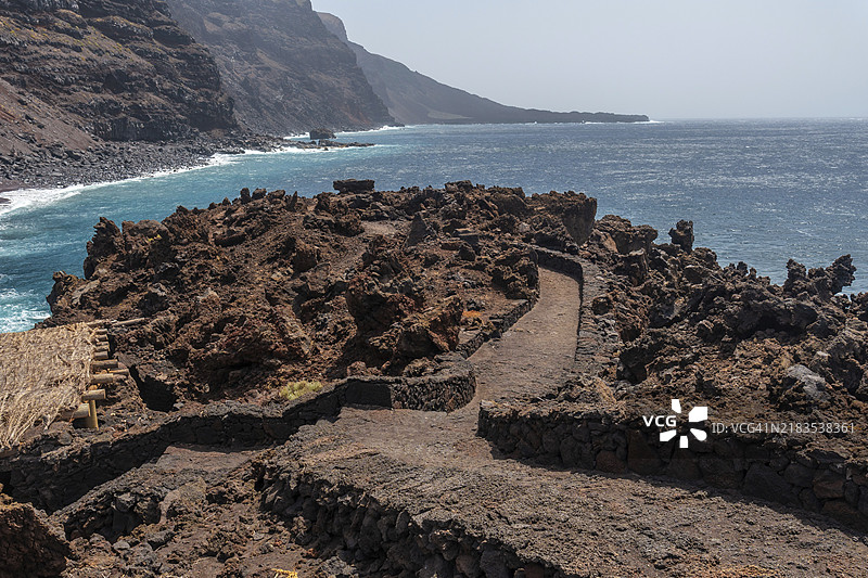 埃尔希罗岛维罗达尔海滩沿岸的火山石小径。加那利群岛图片素材