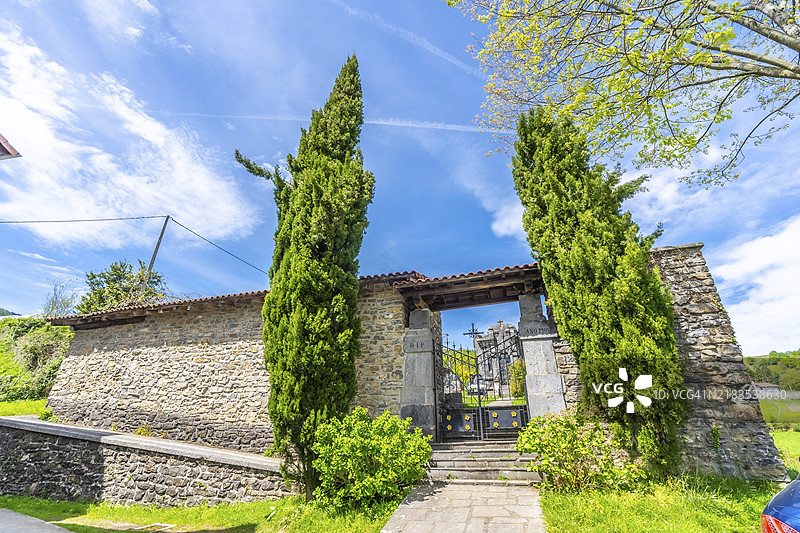 纳瓦拉的莱萨旁边，阿雷索镇位于阿拉拉山脉。靠近圣母升天教区的墓地。图片素材