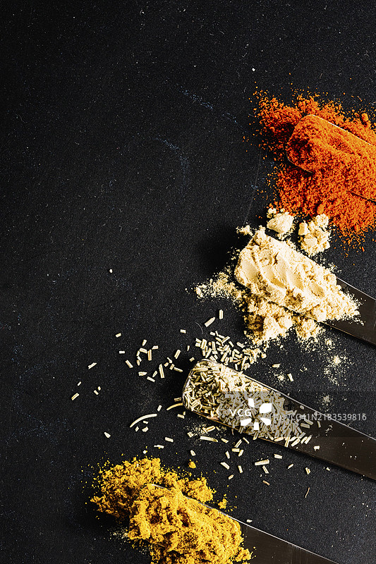 金属勺子与香料图片素材