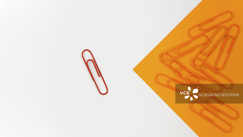 仅有红色的回形针收藏图片素材