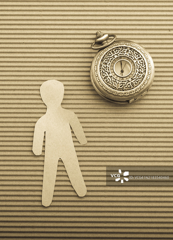 纸人形状和复古怀表图片素材