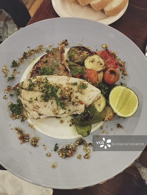 烤鳟鱼配藜麦、烤蔬菜和青柠角，健康低碳餐图片素材