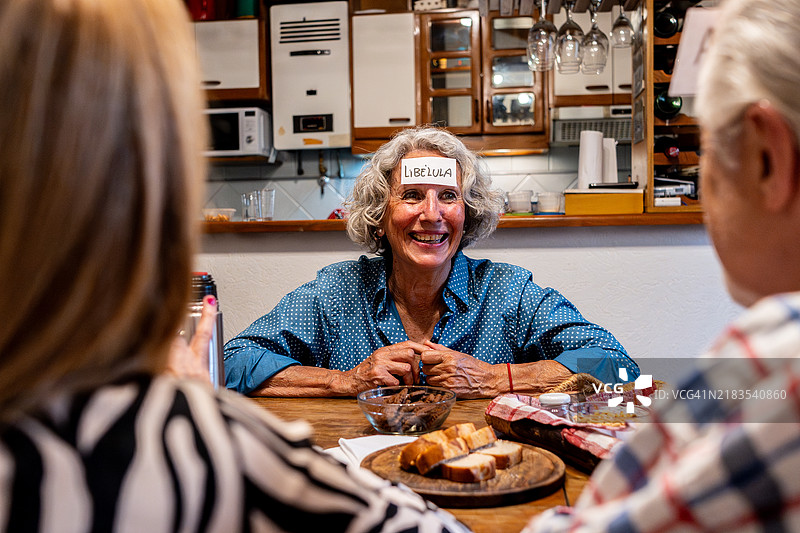 老年朋友在家玩“猜猜谁”的游戏图片素材