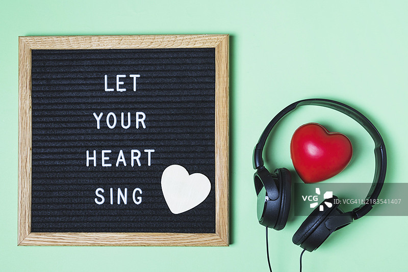 留言板 红心 耳机 绿色背景图片素材