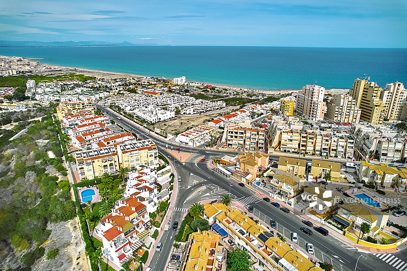 西班牙托雷维耶哈度假小镇及拉马塔区的鸟瞰图。白色海岸。西班牙图片素材