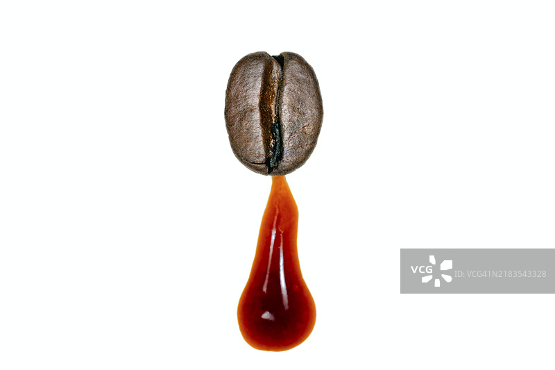 咖啡从一颗咖啡豆中流出，白色背景的摄影作品图片素材