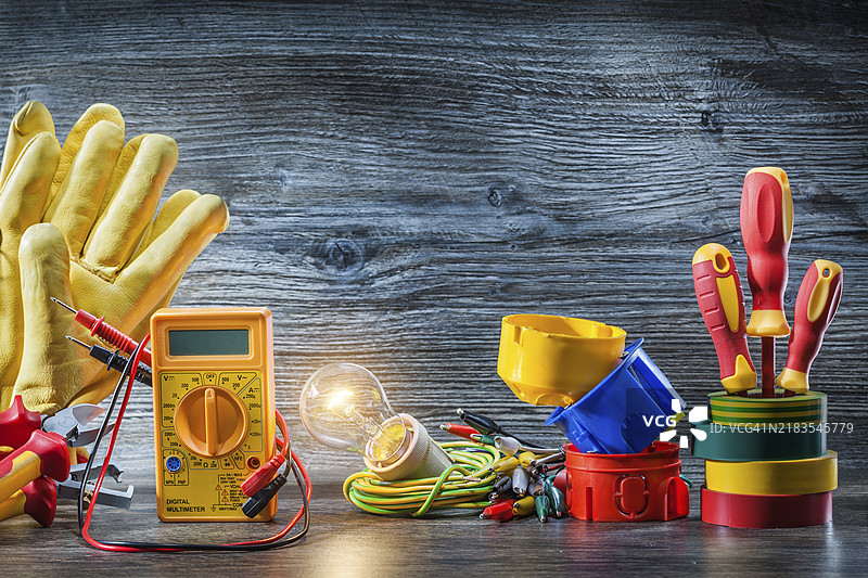 一套大型电动工具放在复古木材上图片素材