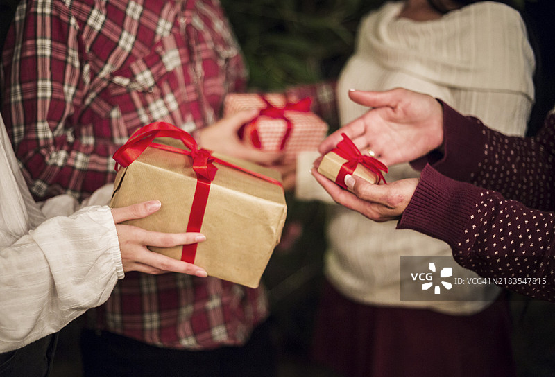 人们在圣诞节互赠礼物的手图片素材