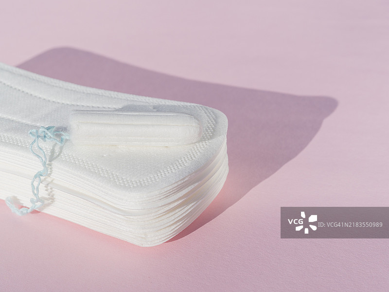 高视角的日用卫生巾和卫生棉条图片素材