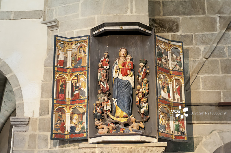 色彩斑斓的木制墙柜，三联画，圣母与圣婴，博恩塞库尔圣母，良善帮助圣母，室内，诺特丹天主教堂，教堂塔楼，圣泰戈内克，芬斯泰尔省，布列塔尼，法国，欧洲图片素材