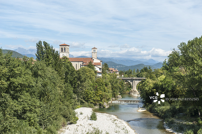 城市景观，纳蒂索内河上的魔鬼桥，Ponte Diavolo，中心的圣母升天大教堂，圣母升天，奇维达莱·德尔·弗留利，弗留利-威尼斯-朱利亚，意大利，欧洲图片素材