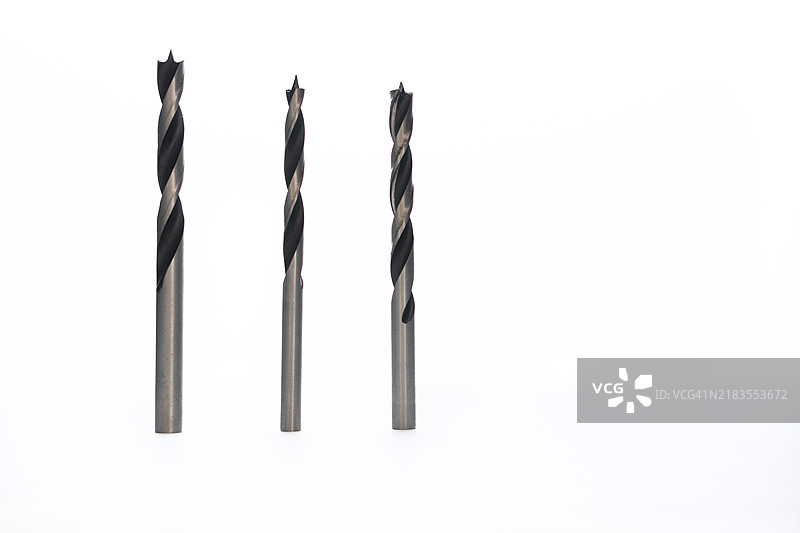 不同尺寸的钻头孤立在白色背景上，留有空白空间图片素材