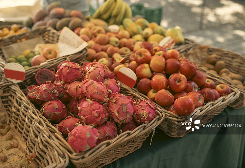 市场摊位上出售的水果高角度视图图片素材