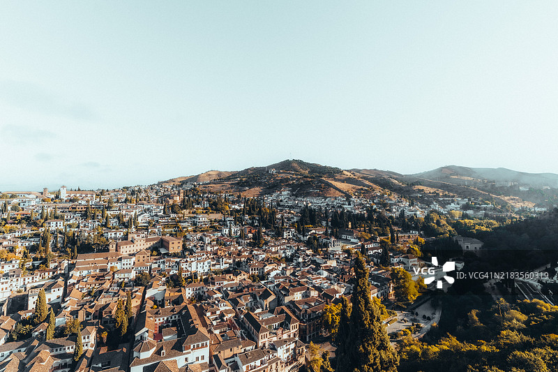 高角度俯瞰西班牙格拉纳达的城镇风景与天空图片素材