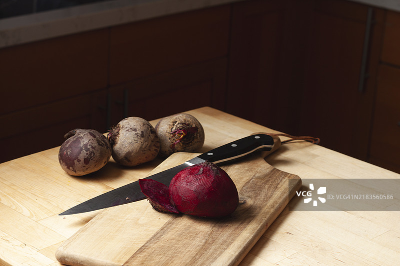 甜菜静静地放在木桌上，准备切片，加利福尼亚州圣地亚哥，美国图片素材
