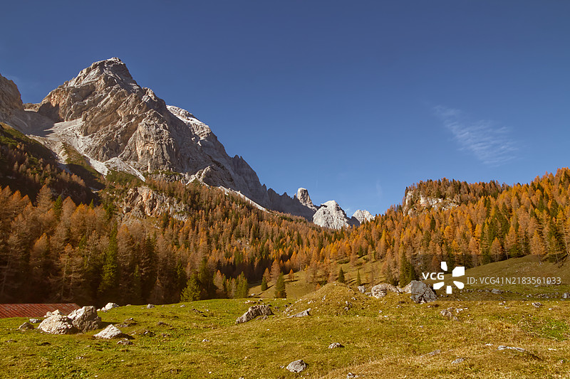 清澈天空下的山脉美景图片素材