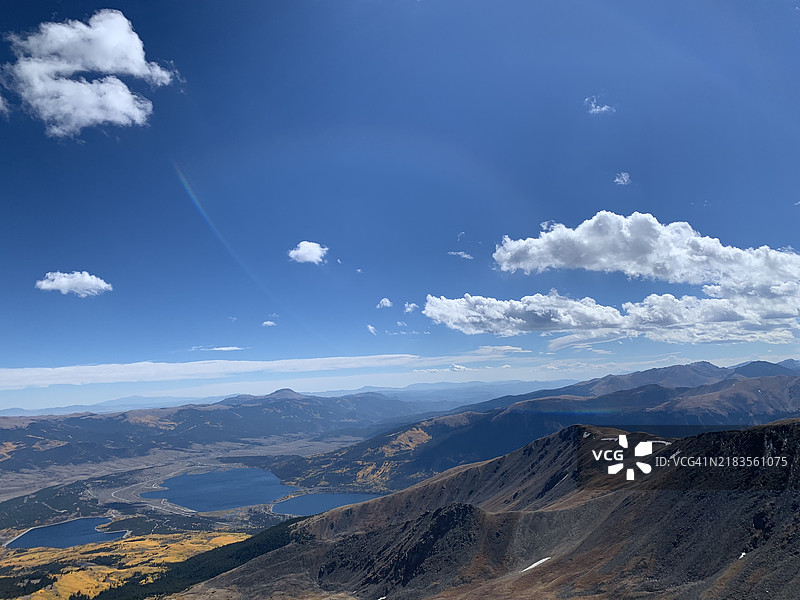 埃尔伯特山顶，金色白杨树的景观，湖泊和其他山脉，利德维尔，科罗拉多州，美国图片素材