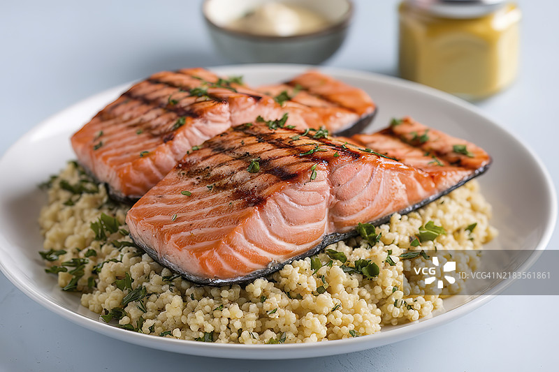 烤三文鱼片放在一层库斯库斯上图片素材