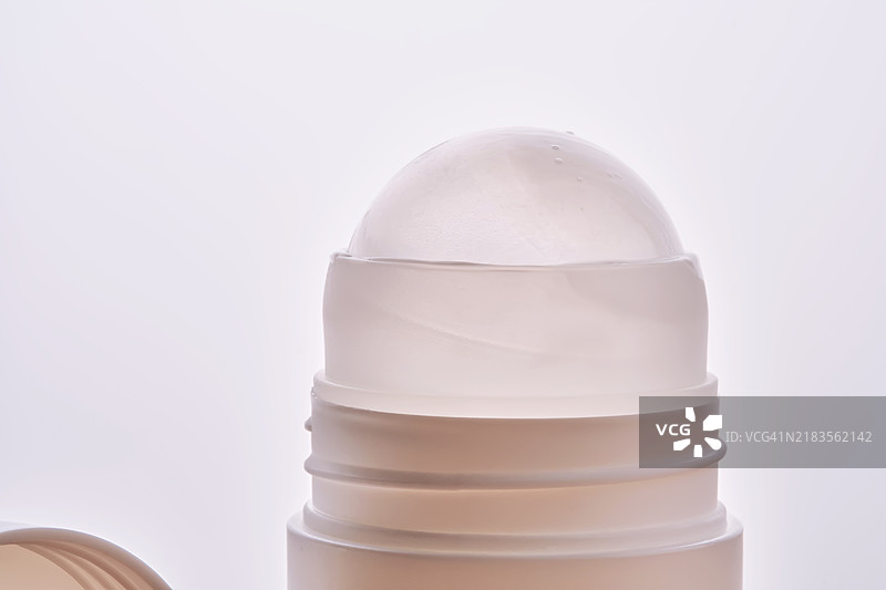 米色凹槽背景上的滚珠除臭剂图片素材