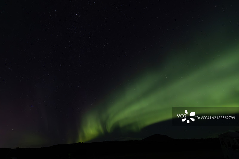 黑夜中的北极光，星空璀璨。图片素材