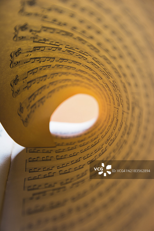 宏观细节卷起的乐谱纸图片素材