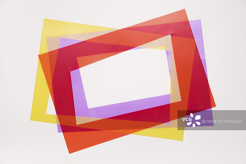倾斜的红色、黄色、紫色框架，白色背景图片素材