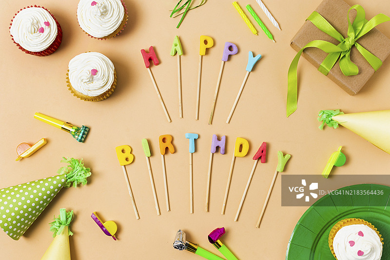 橙色背景上的生日快乐字母图片素材