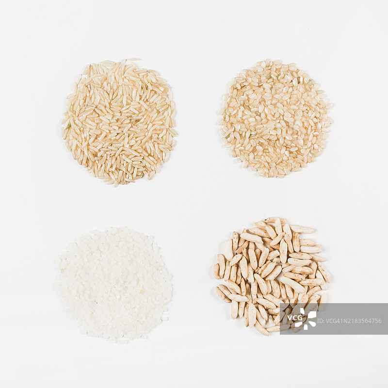 未煮的白色和棕色膨化米粒，背景为白色图片素材