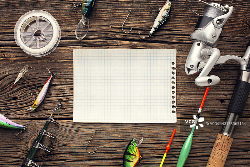从上方俯视的钓鱼必需品与纸张饵料图片素材