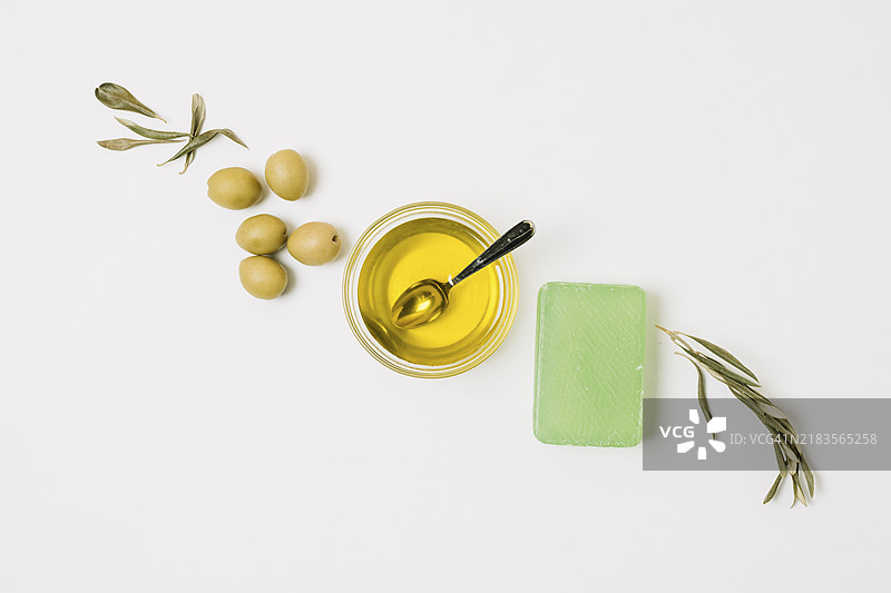 斜排橄榄与橄榄油产品图片素材