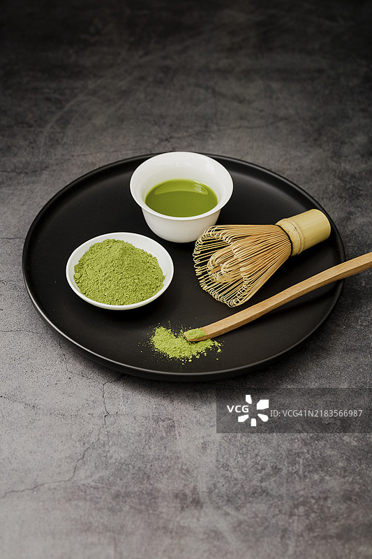 抹茶茶杯、竹制打泡器和盘子图片素材