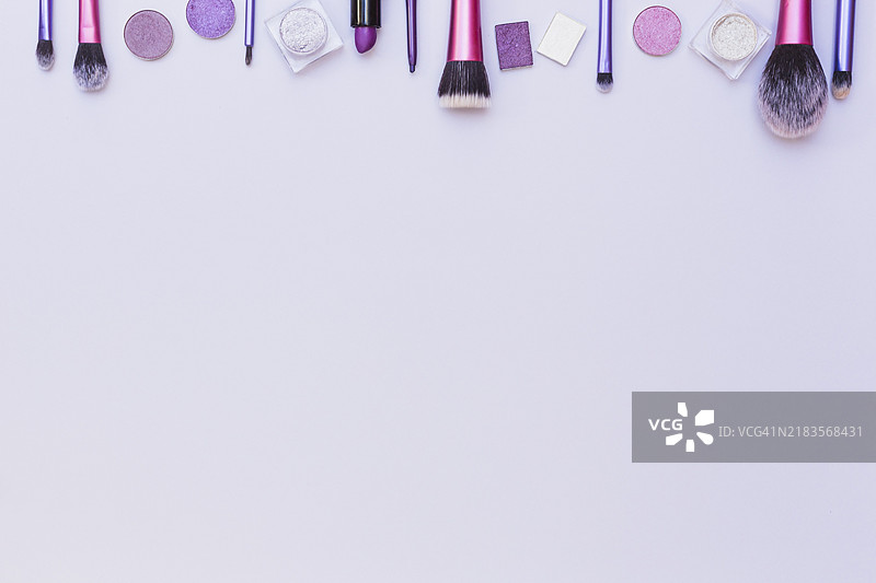 顶部边框排列着化妆品，白色背景图片素材