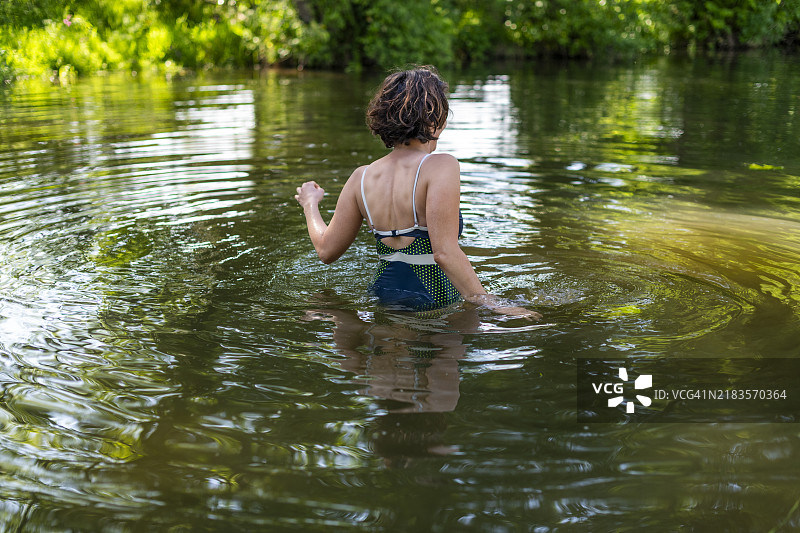 怀河游泳图片素材