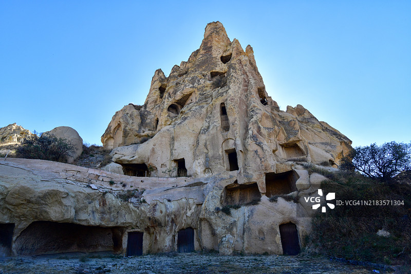 古老的修道院挖掘在岩石尖塔中图片素材