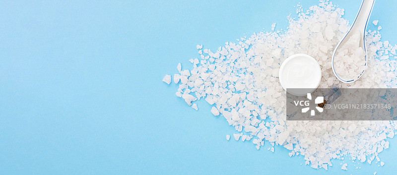 极简主义浴盐水疗概念勺子图片素材
