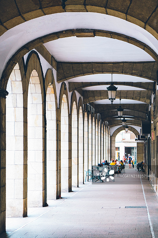 拱门街道上的城市生活图片素材