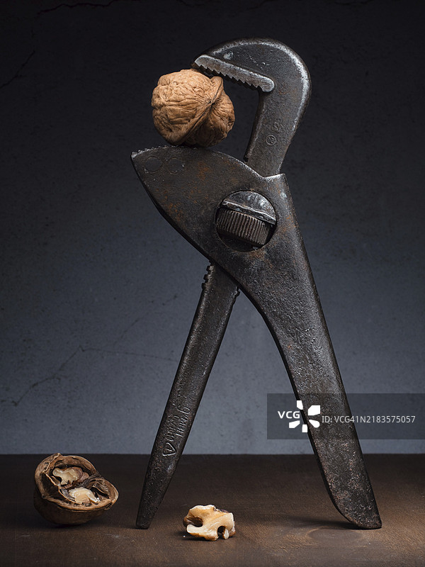 主题：问题，解决方案，裂缝，静物摄影，包含滚动的扳手和核桃，工作室拍摄，象征性照片图片素材
