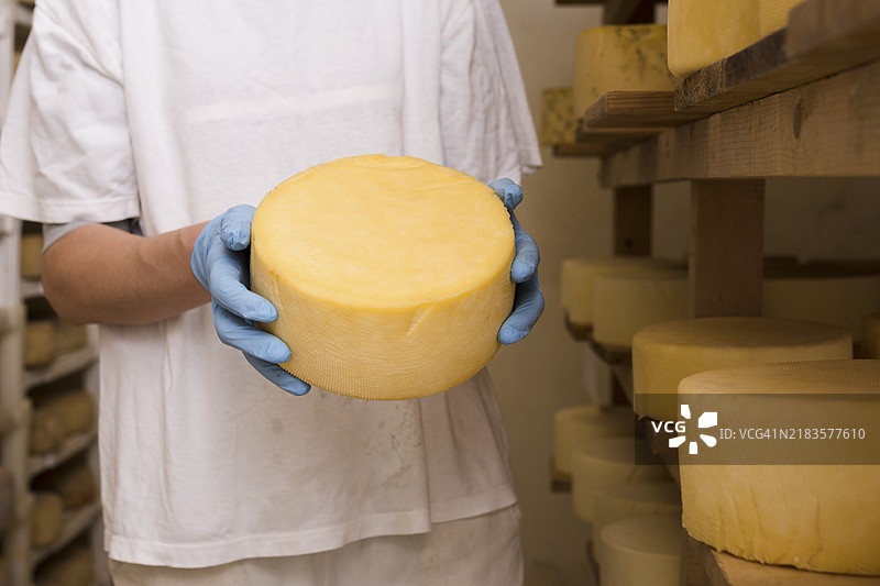男人手持奶酪卷图片素材